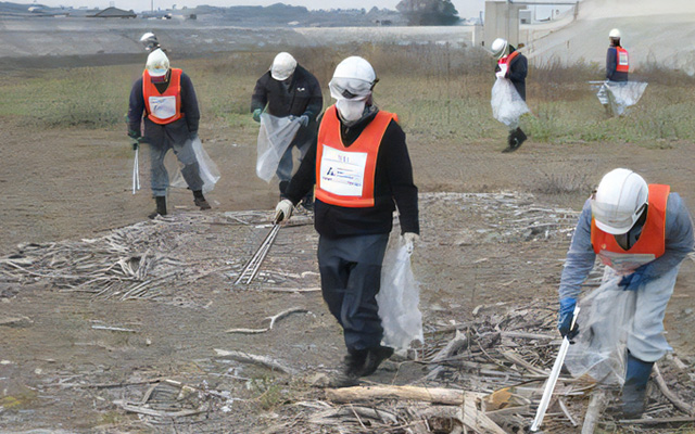 五戸川河口付近のゴミ撤去作業風景1