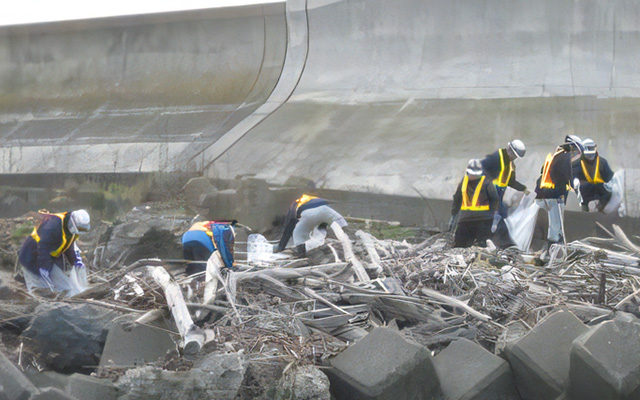 五戸川河口付近のゴミ撤去作業風景2