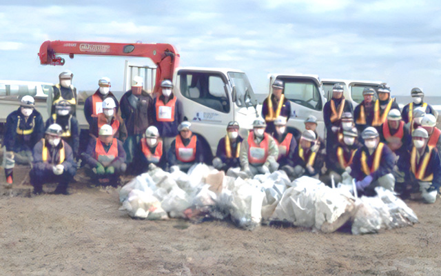 五戸川河口付近のゴミ撤去作業風景3